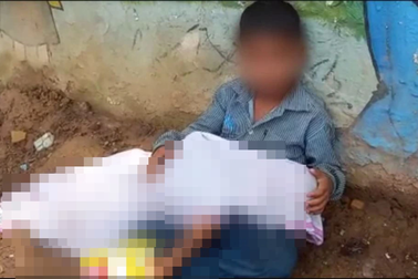 Chuyện đau lòng sau hình ảnh bé trai ôm thi thể em bên đường