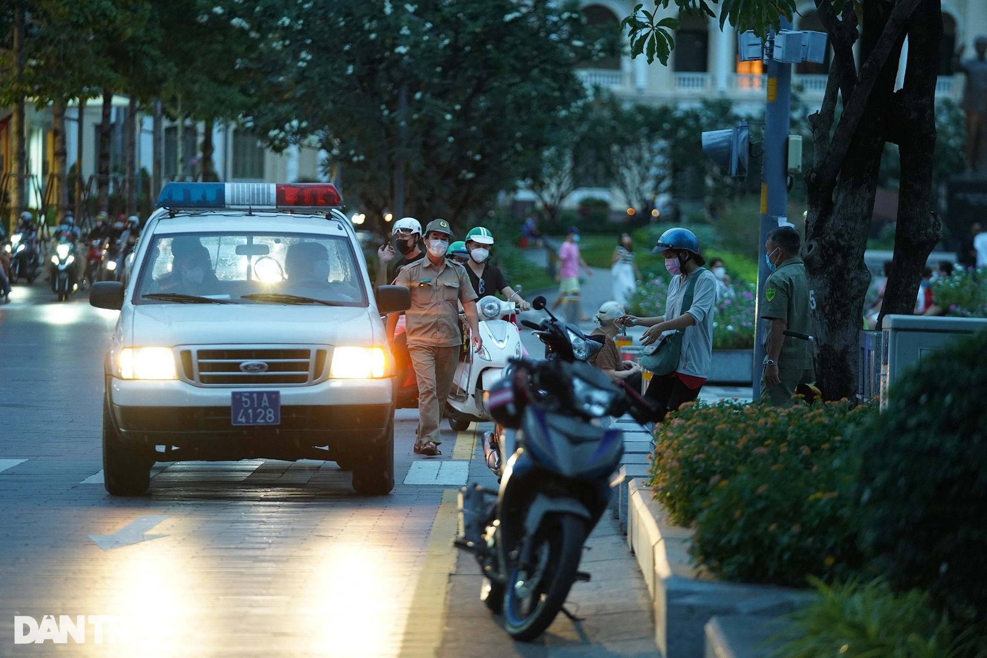 Phố đi bộ Nguyễn Huệ nhộn nhịp ngày cuối tuần khi TPHCM mở cửa - 5