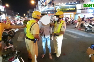 CSGT đưa người đàn ông say "quắc cần câu" đi cấp cứu