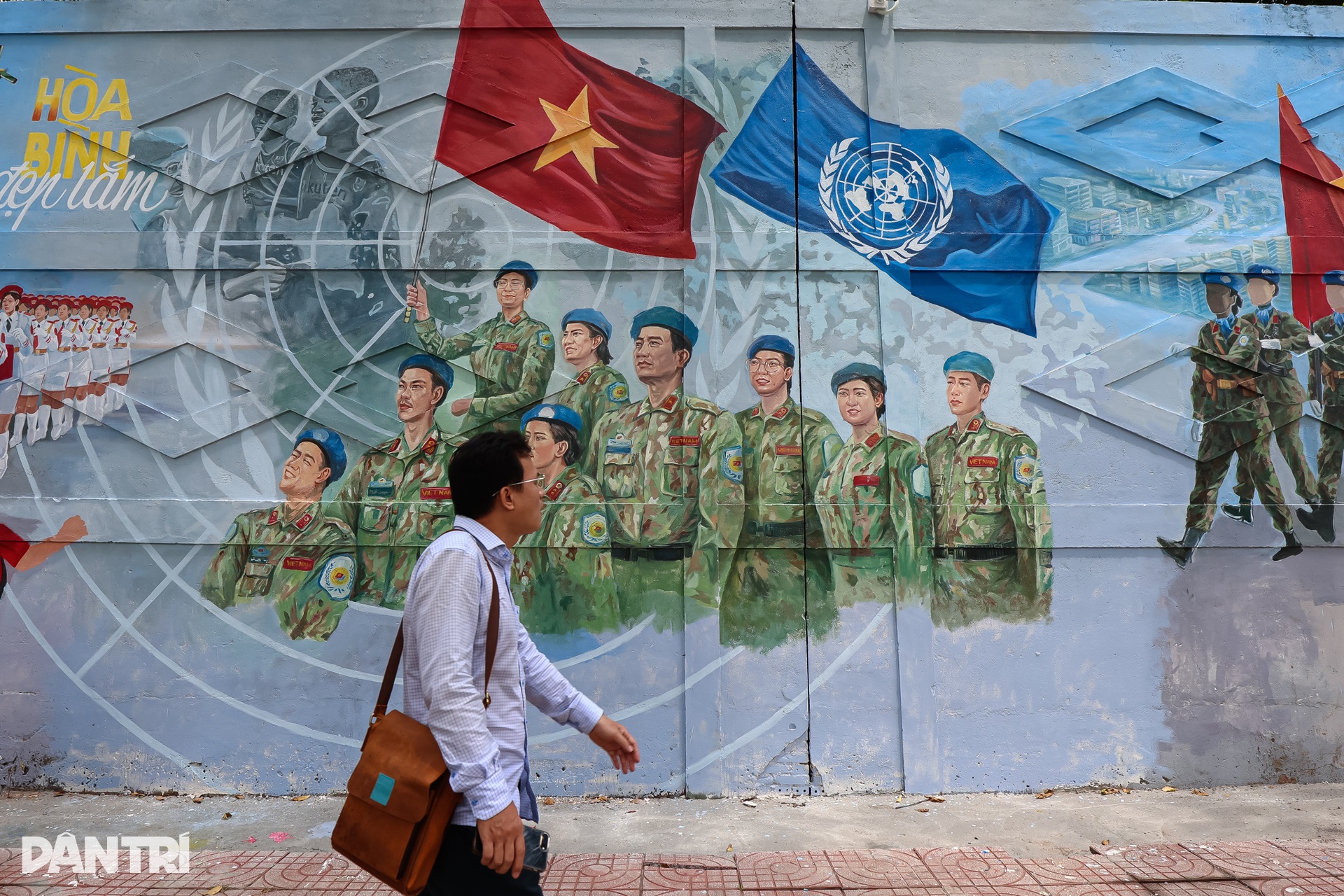 Chiêm ngưỡng bức tranh bích hoạ dài 300m trên đường phố TPHCM - 7 Chiêm ngưỡng bức tranh bích hoạ dài 300m trên đường phố TPHCM - 7