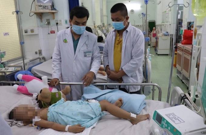 Bé Y. là bệnh nhi mắc tay chân miệng nặng phải can thiệp ECMO. Ảnh: BVCC