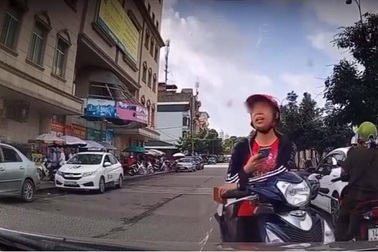 Dừng xe máy giữa đường nhắn tin, cô gái nổi xung khi tài xế ô tô nhắc nhở