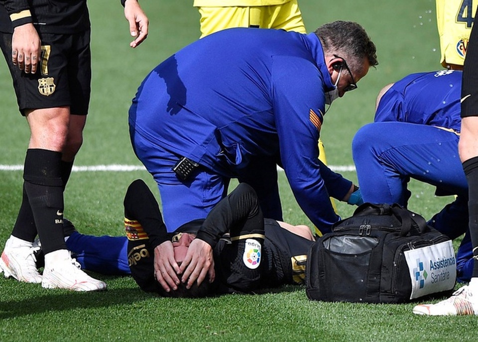 Rợn người pha tắc bóng triệt hạ, khiến Messi suýt gãy chân - 3 Rợn người pha tắc bóng triệt hạ, khiến Messi suýt gãy chân - 3