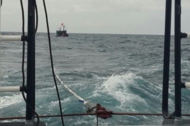 Cứu 7 thuyền viên trên tàu cá bị hỏng máy