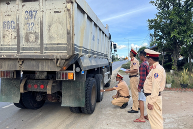 Tài xế riêng của cựu Trưởng trạm CSGT Suối Tre móc nối làm "cò" hối lộ