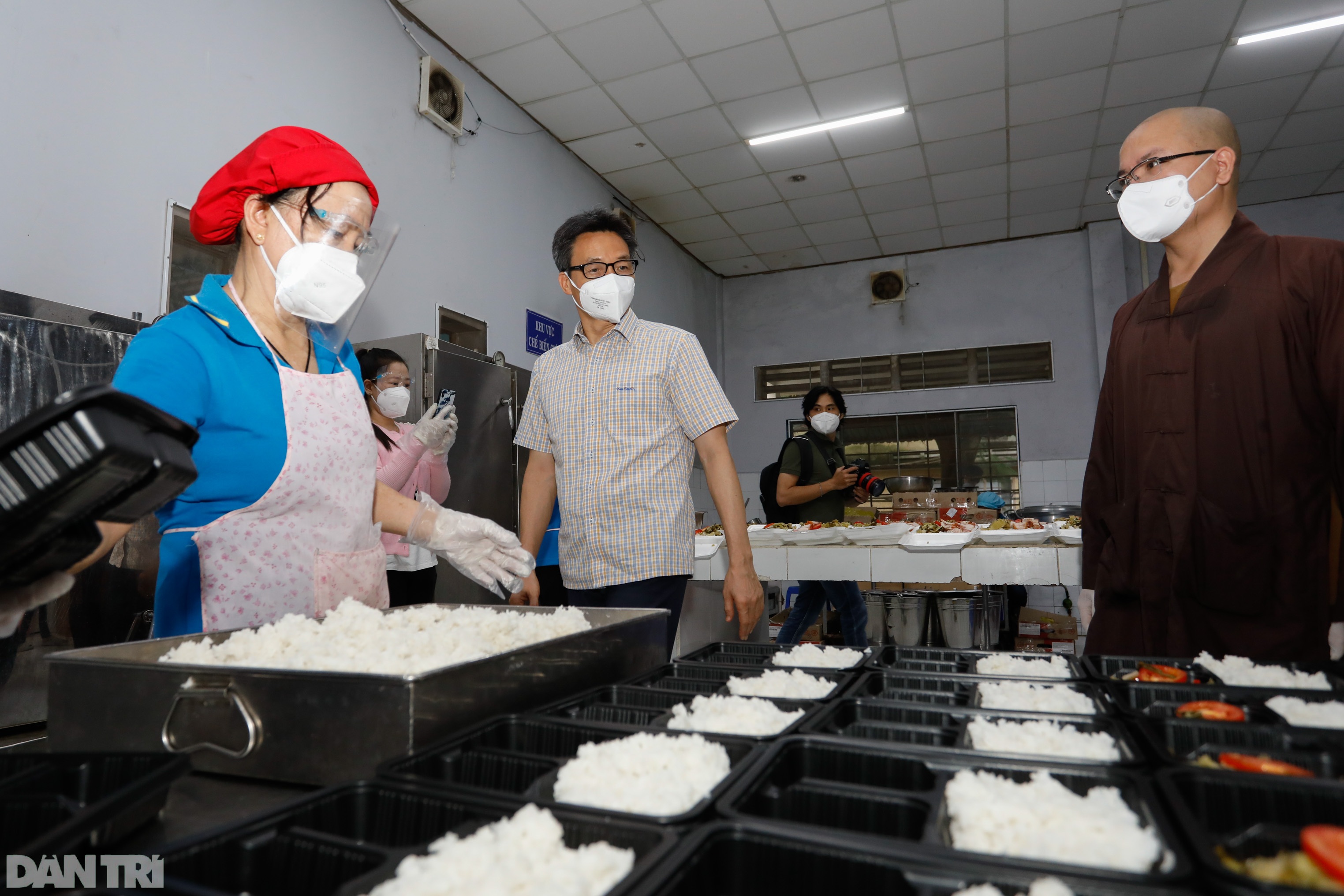 Phó Thủ tướng Vũ Đức Đam thăm nữ tu, tăng ni chăm sóc bệnh nhân Covid-19 - 9 Phó Thủ tướng Vũ Đức Đam thăm nữ tu, tăng ni chăm sóc bệnh nhân Covid-19 - 9