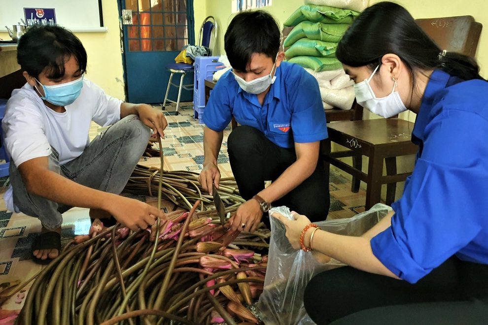 Sóc Trăng: Đoàn viên thanh niên đi chợ giúp dân giữa mùa dịch Covid-19 - 2 Sóc Trăng: Đoàn viên thanh niên đi chợ giúp dân giữa mùa dịch Covid-19 - 2