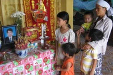 Tương lai mờ mịt của 5 đứa trẻ thơ dại sớm mồ côi cha