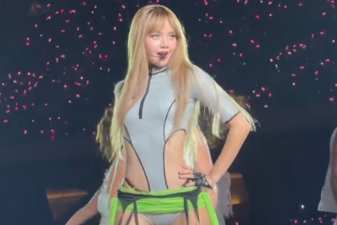 “Búp bê Thái” Lisa thổi bùng tranh cãi về vũ đạo 18+, trang phục bỏng mắt
