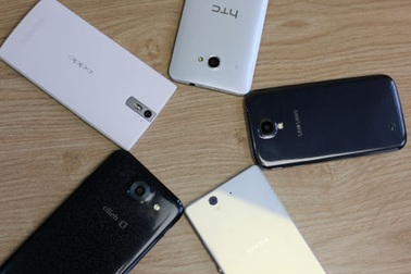 Hình ảnh Galaxy S4 "đọ dáng" với 4 đối thủ điện thoại Full HD