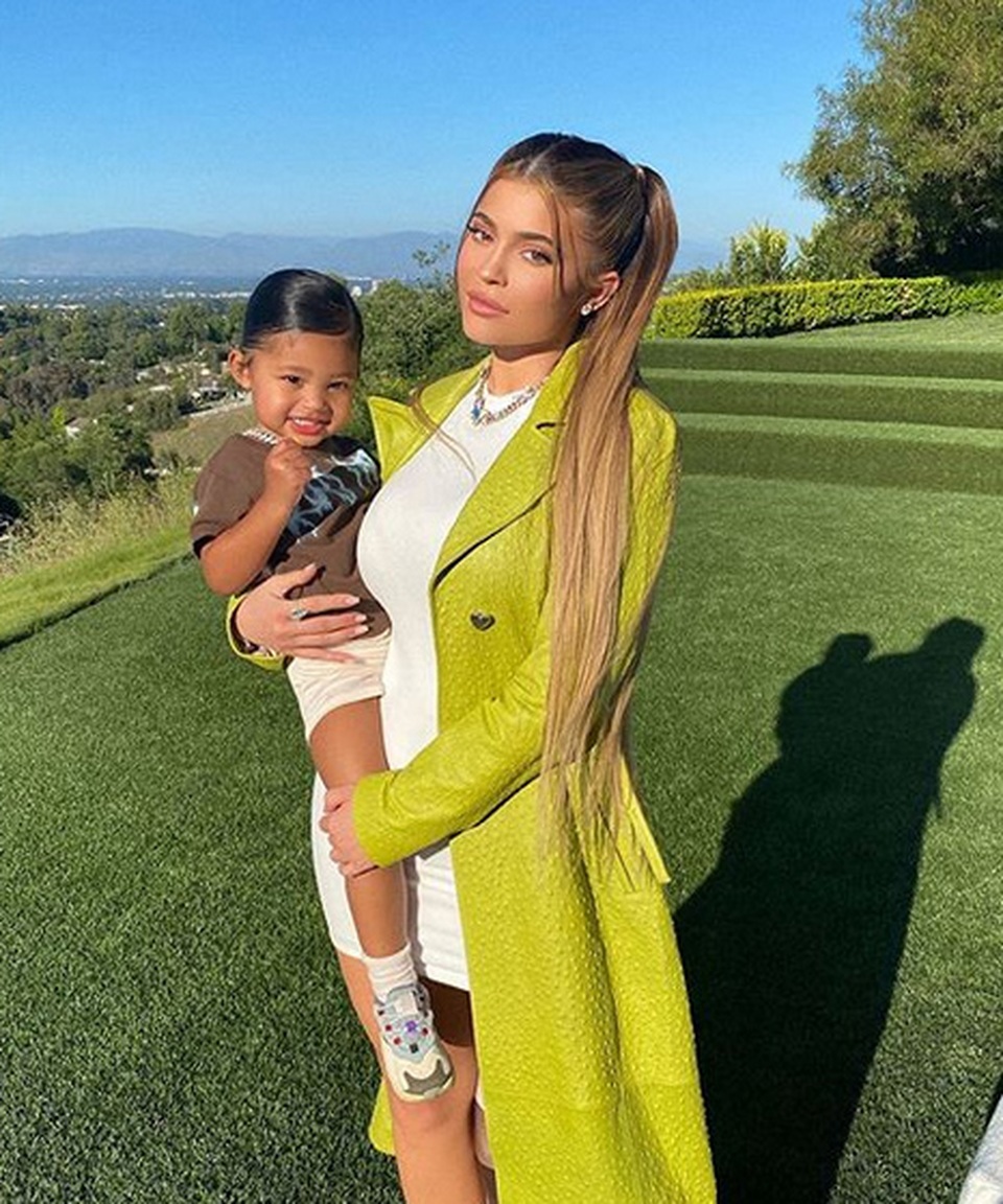 Kylie Jenner và con gái lên bìa tạp chí Vogue - 5 Kylie Jenner và con gái lên bìa tạp chí Vogue - 5