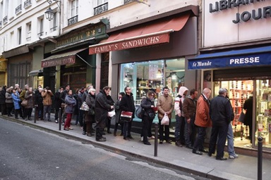 Số mới nhất của Charlie Hebdo "cháy" hàng chỉ sau ít phút 