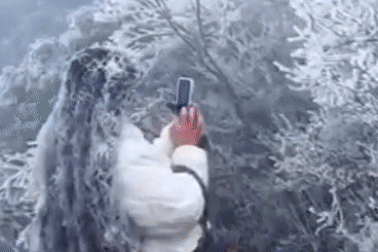 Sốc với mái tóc đóng băng nặng tới 4 kg do đi bộ dưới trời -5 độ C