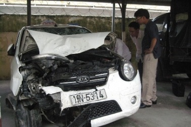 Con nghiện “đói” thuốc cướp taxi, gây tai nạn liên hoàn