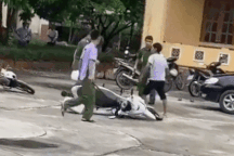 Người đàn ông cầm dao đuổi chém công an trong UBND thị trấn