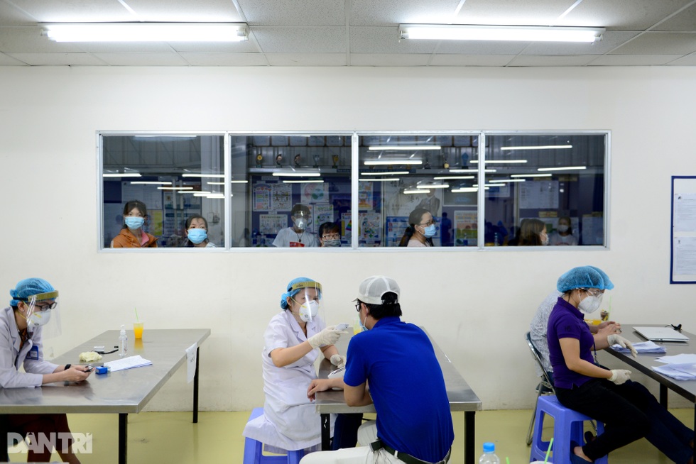 TPHCM tập hợp hàng trăm y, bác sĩ tiêm vắc xin cho 5.000 người lao động - 4