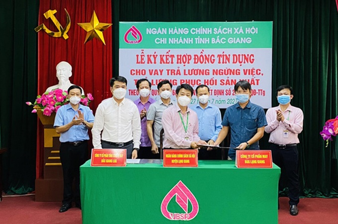 Lễ ký kết tín dụng cho người sử dụng lao động vay vốn theo tinh thần Nghị quyết 68 của Chính phủ tại chi nhánh NHCSXH tỉnh Bắc Giang