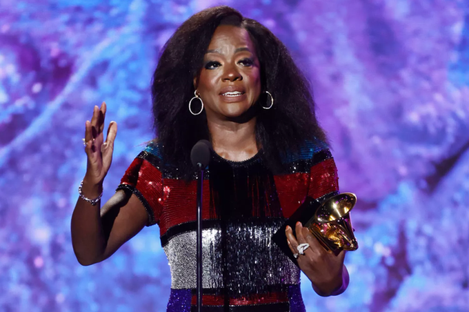 Viola Davis phát biểu khi nhận giải tại lễ trao giải Grammy 2023. (Ảnh: Getty Images)