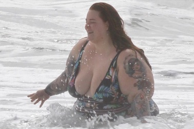 Người mẫu ngoại cỡ tung tăng đi tắm biển