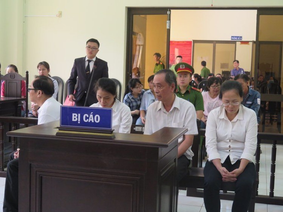TPHCM: Án nặng đô cho nguyên cán bộ thuế quận nhận tiền bồi dưỡng - 1 TPHCM: Án nặng đô cho nguyên cán bộ thuế quận nhận tiền bồi dưỡng - 1