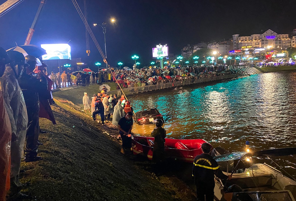 Ô tô lao xuống hồ Xuân Hương, 2 người tử vong - 1 Ô tô lao xuống hồ Xuân Hương, 2 người tử vong - 1