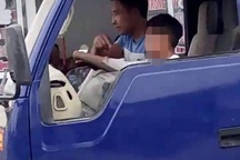 Kinh hãi nhìn bé trai 7-8 tuổi lái xe tải chạy băng băng trên đường