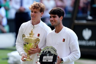 Jannik Sinner khen ngợi đối thủ, Alcaraz buồn bã sau thất bại