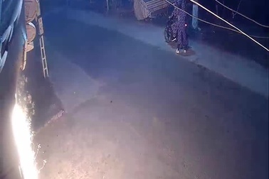 Nhóm côn đồ liên tiếp ném bom xăng đốt nhà dân