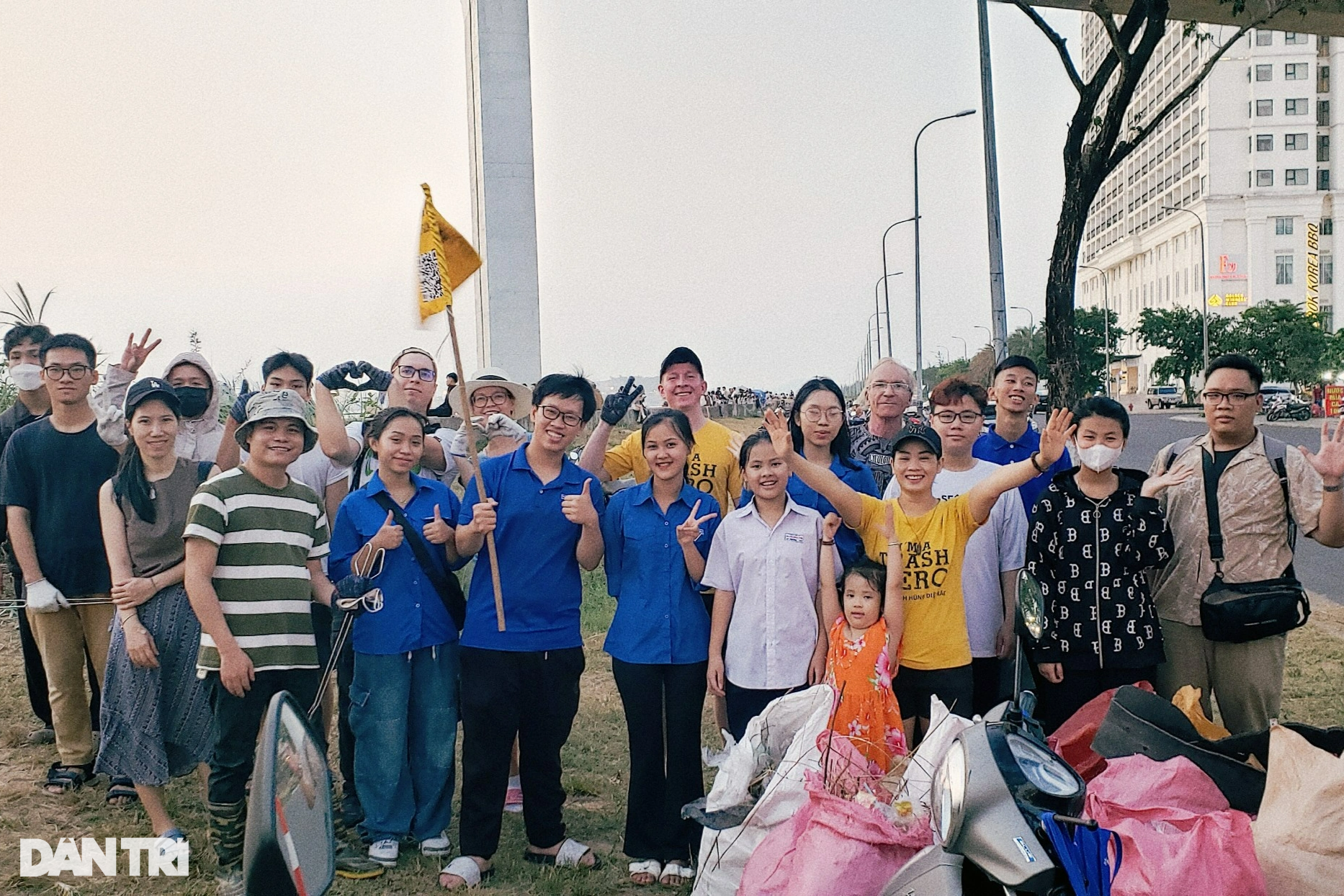 Khách tây nhặt rác ở Đà Nẵng: Tôi không hiểu sao lại vứt rác ra đường? - 4