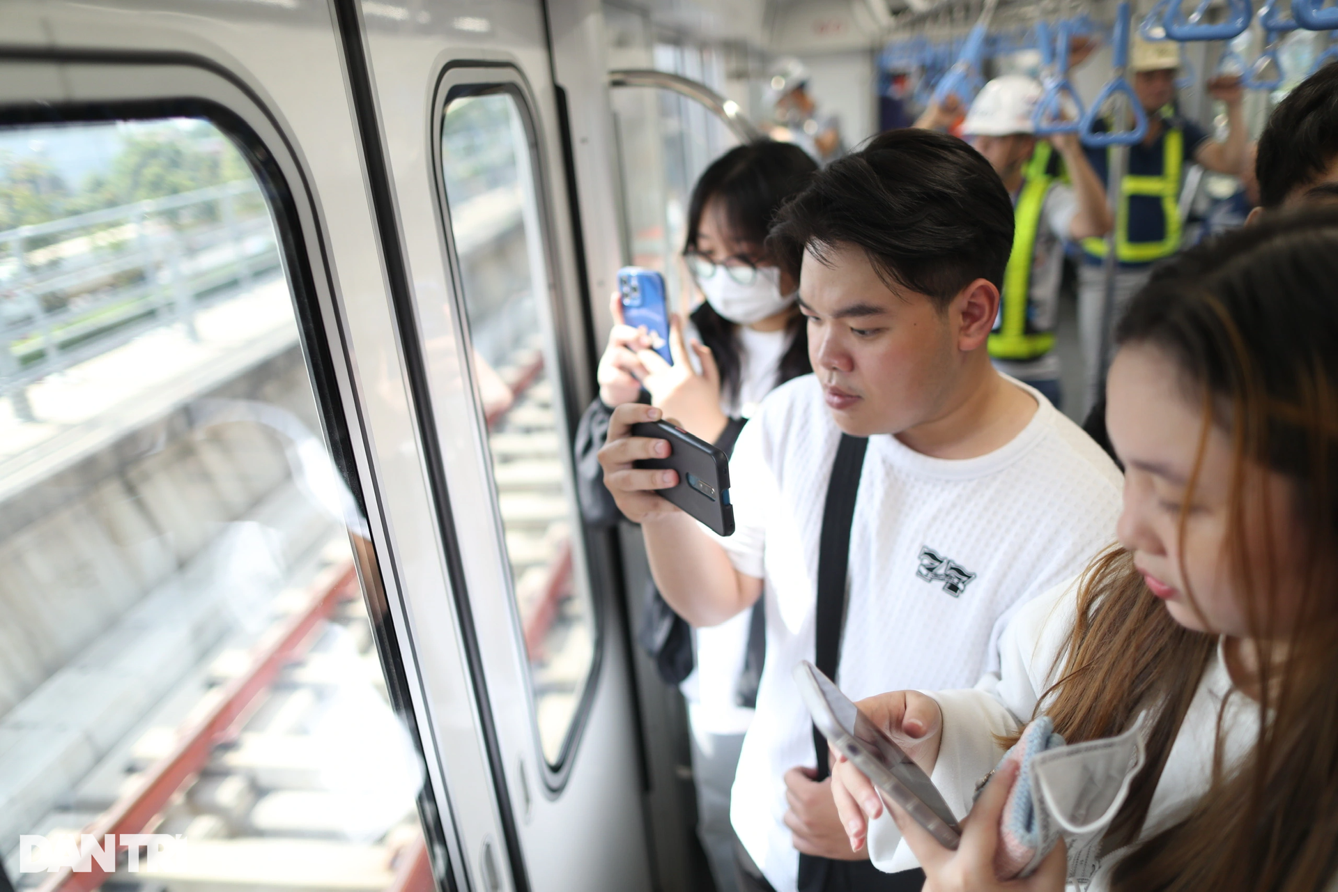 Người dân TPHCM hào hứng thử nghiệm tàu metro số 1 Bến Thành - Suối Tiên - 12 Người dân TPHCM hào hứng thử nghiệm tàu metro số 1 Bến Thành - Suối Tiên - 12