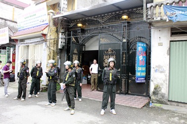 Hàng trăm cảnh sát đột kích sới bạc sát bờ sông