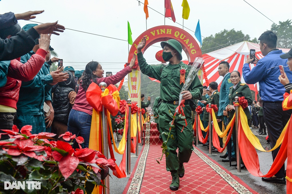 Xúc động cảnh bố dặn dò con, vợ chia tay chồng lên đường nhập ngũ - 7 Xúc động cảnh bố dặn dò con, vợ chia tay chồng lên đường nhập ngũ - 7