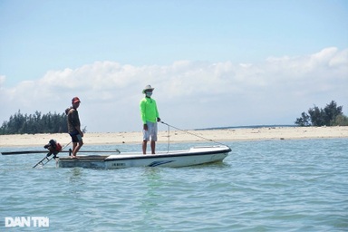 Vụ chìm ca nô ở biển Cửa Đại: Loại bỏ khả năng tông vào cồn cát