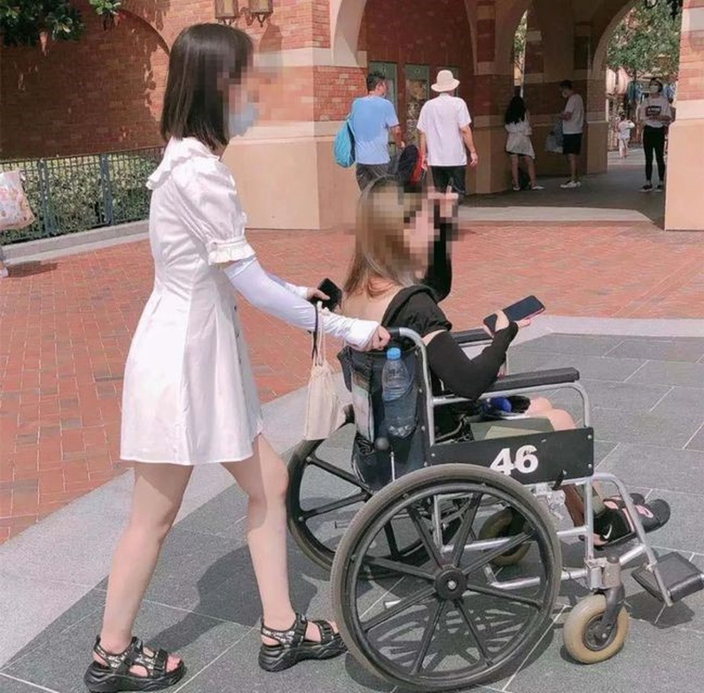 Lười đi bộ, du khách thuê... xe lăn để khám phá công viên giải trí - 4 Lười đi bộ, du khách thuê... xe lăn để khám phá công viên giải trí - 4