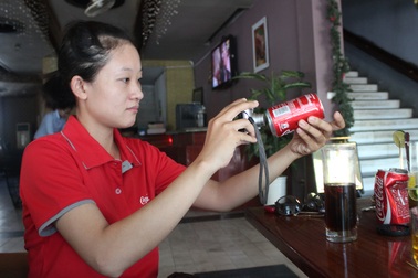 Nghệ An: Người tiêu dùng phản ứng về lon Cocacola có dị vật