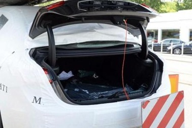 Chui vào cốp xe hơi, 2 cháu bé tử vong