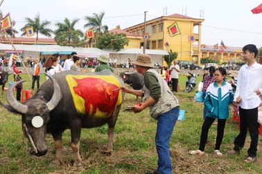 Những họa sĩ trổ tài trên thân trâu