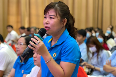 Công nhân chất vấn chính sách, ngóng hỗ trợ để bám trụ nhà máy