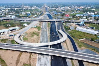 Lắp biển báo đường Vành đai 3 qua Tây Ninh trước tháng thông xe làn cao tốc