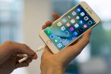 Chết vì điện giật khi đang sạc pin iPhone trong nhà tắm