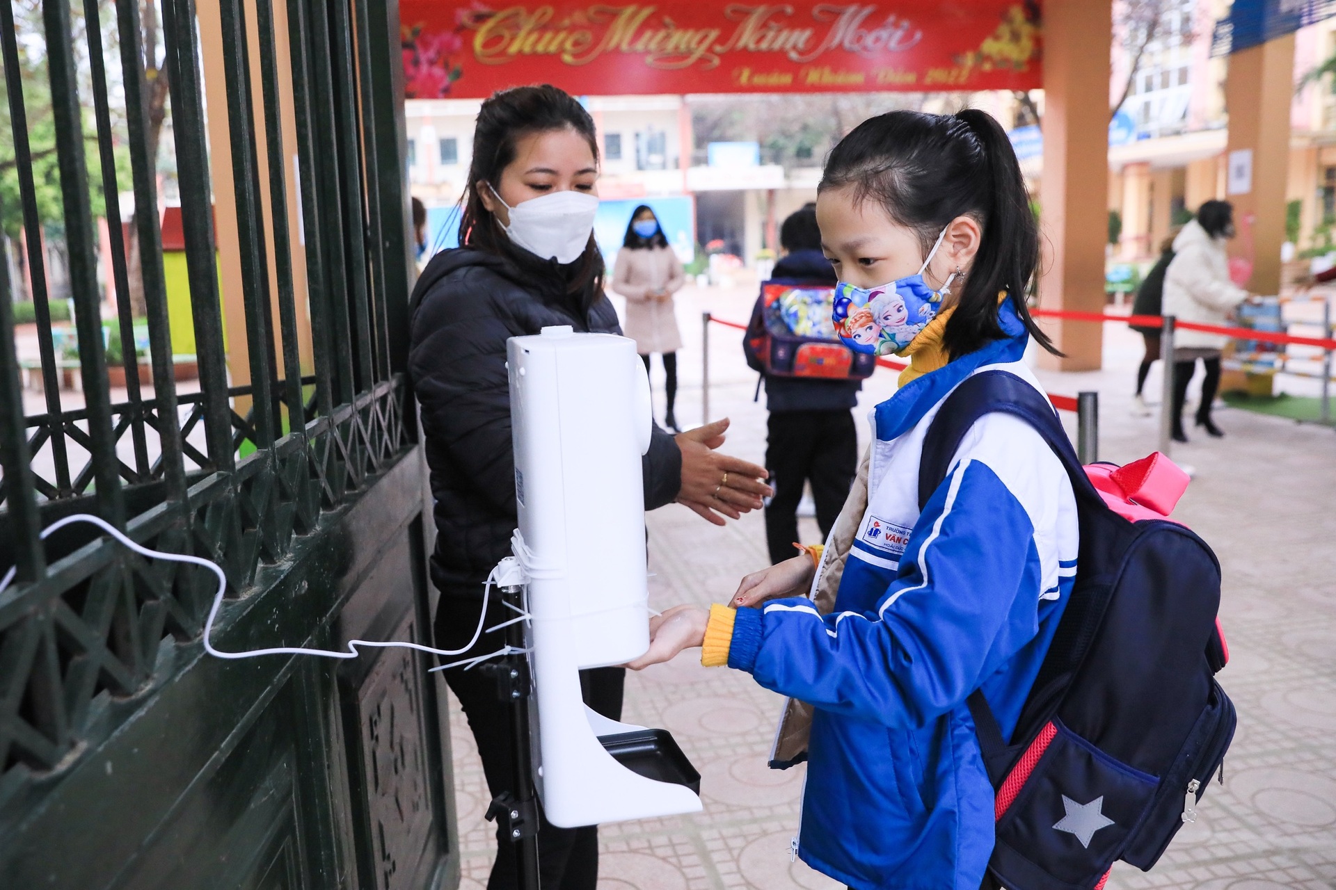 Học sinh lớp 1-6 các huyện ở Hà Nội đội mưa rét trở lại trường sau 10 tháng - 13 Học sinh lớp 1-6 các huyện ở Hà Nội đội mưa rét trở lại trường sau 10 tháng - 13