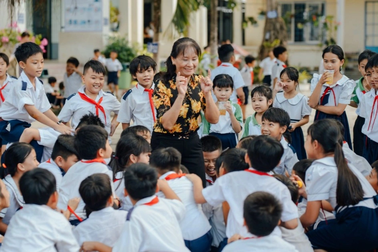 Trường cấm tặng hoa cho giáo viên, phụ huynh kêu "hà khắc, vô ơn"