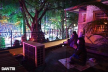 Người dân khấn vọng từ nóc nhà trong Lễ cầu an trực tuyến chùa Phúc Khánh