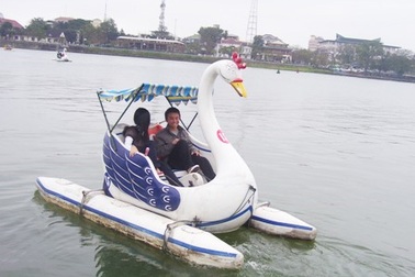 Hà Nội: "Đạp vịt" cũng phải mặc áo phao