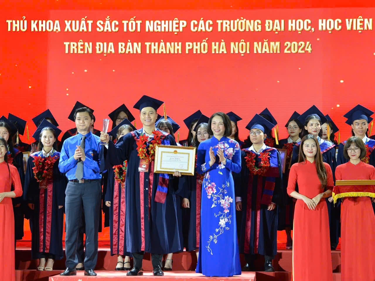 สัมผัสประสบการณ์วันหยุดเทศกาลตรุษจีนในสองภูมิภาคของนักเรียนที่เรียนจบมหาวิทยาลัยเมื่ออายุ 35 ปี - 1 ปี Trải nghiệm ngày Tết hai miền của thủ khoa tốt nghiệp đại học ở tuổi 35 - 1