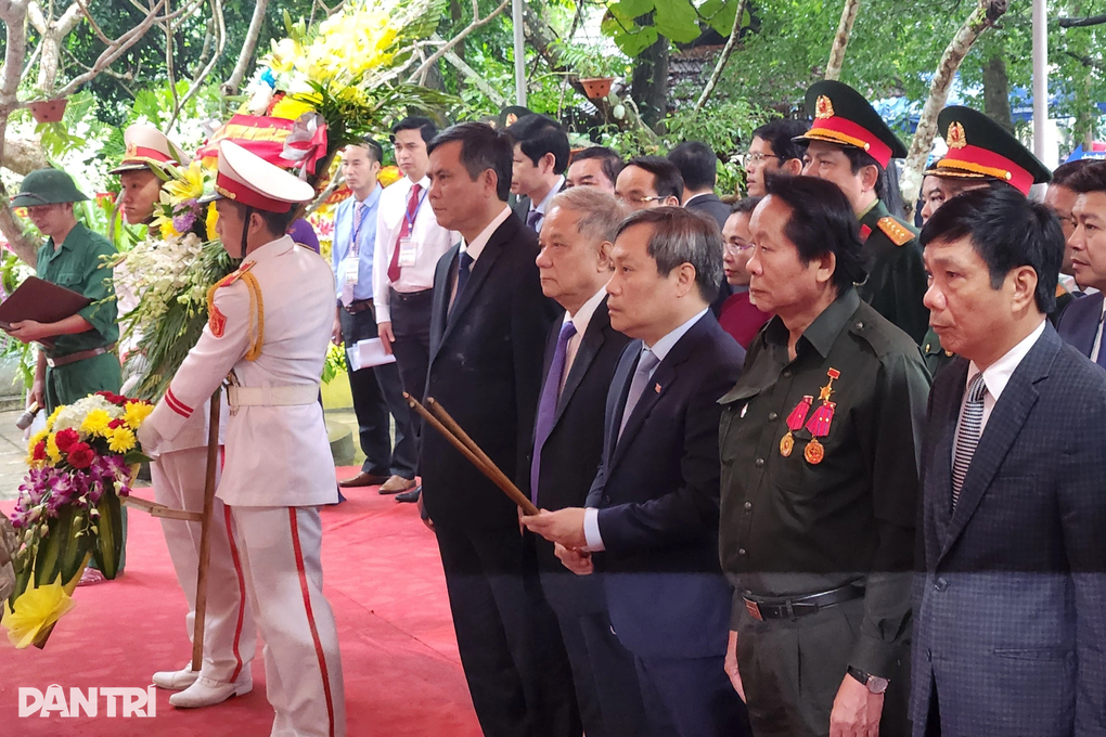 Lễ tưởng niệm 50 năm ngày hy sinh của các liệt sỹ đường 20 - Quyết Thắng - 2 Lễ tưởng niệm 50 năm ngày hy sinh của các liệt sỹ đường 20 - Quyết Thắng - 2