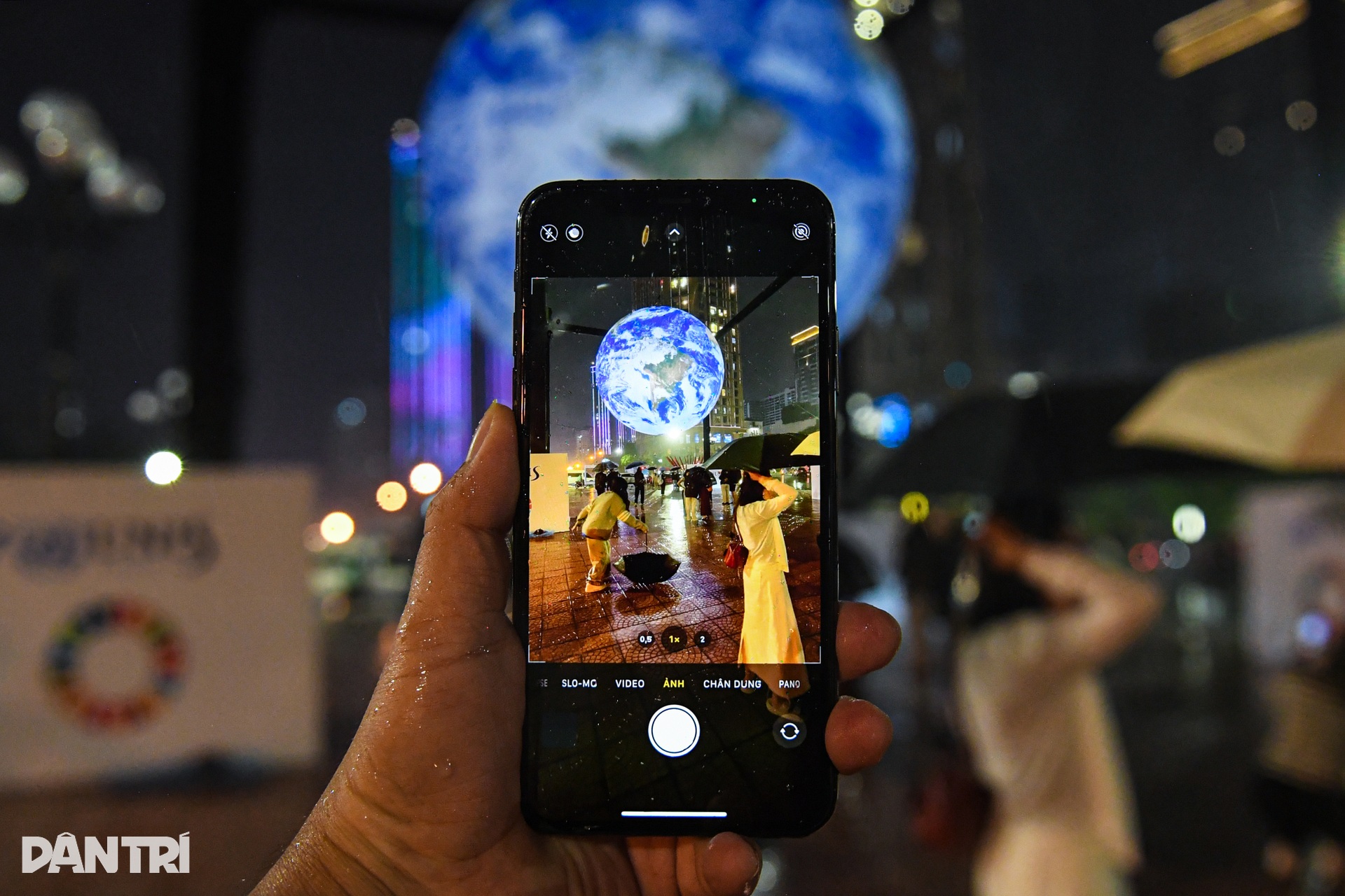 Giới trẻ đội mưa chiêm ngưỡng mô hình Trái Đất khổng lồ tại Hà Nội - 7