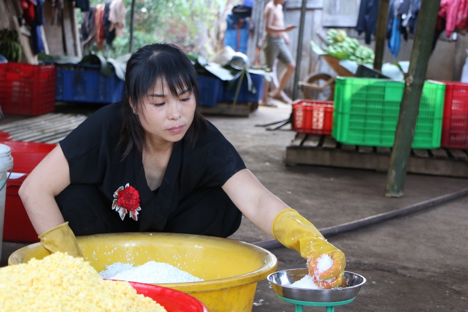 Chạy đua với thời gian để gói hơn 10.000 chiếc bánh chưng kịp Tết - 5 Chạy đua với thời gian để gói hơn 10.000 chiếc bánh chưng kịp Tết - 5