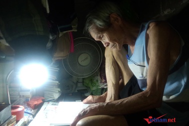 Hành động ý nghĩa của người đàn ông sống trong căn nhà 2m2 ở phố cổ