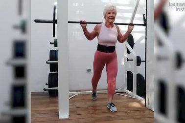 Ngưỡng mộ bà cụ lột xác ngoạn mục ở tuổi 74